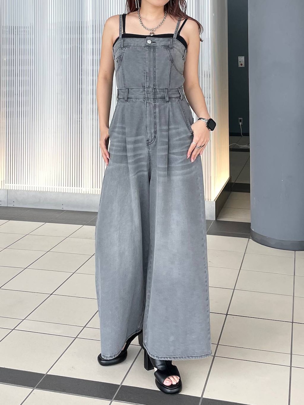 ブラック系のサンダル、ブラック系のキャミソール、ブラック系のサロペット/オーバーオールを着用したレディースの春コーディネートの3枚目の写真