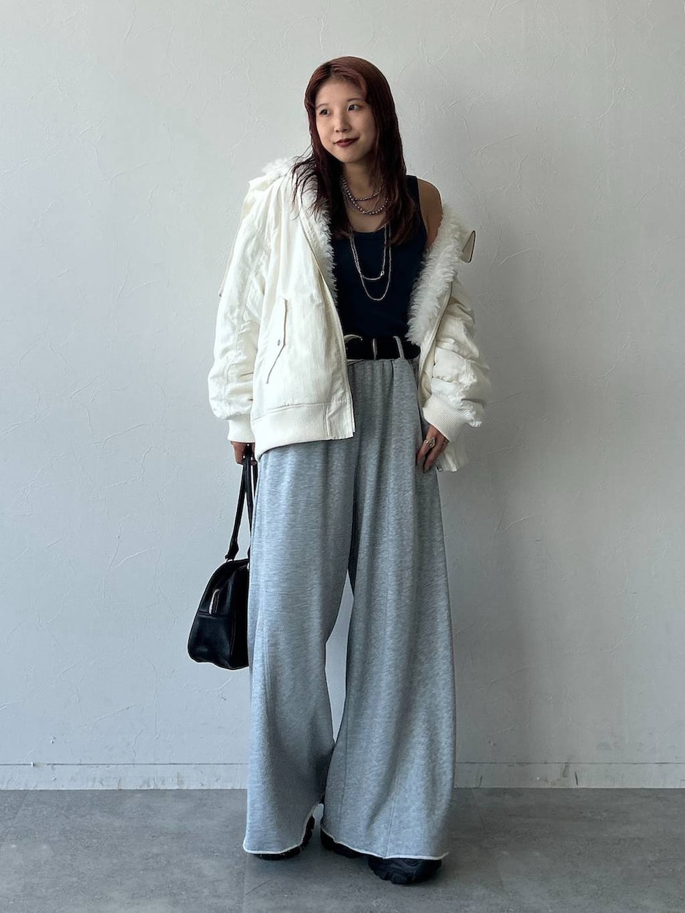 「PAGEBOY、モード、着痩せ・細見え、ワントーン、夏コーデ、ブランドミックス、差し色コーデ、高見え、骨格ウェーブ_PAGEBOY、カジュアルコーデ、春夏コーデ、アウター、スウェットパンツ、スウェット」｜「PAGEBOYのレースアップソックスブーツ（ブーツ、ブラック系）」を使った、migeruさん（レディース・160cm）の夏コーディネートの2枚目の写真