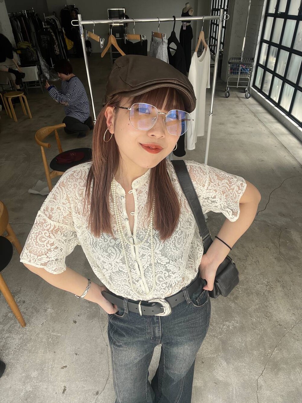 ホワイト系のシャツ/ブラウス、ブラック系のパンプス、ブラウン系のハンチング/ベレー帽を着用したレディースの春コーディネートの2枚目の写真