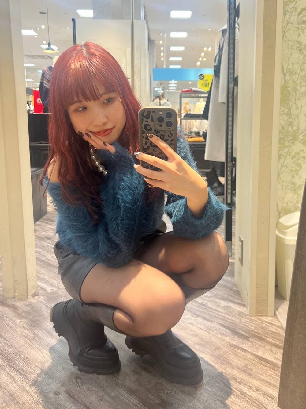 ブラック系のブーツ、ブラック系のその他パンツ、ブルー系のニット/セーターを着用したレディースの冬コーディネートの2枚目の写真