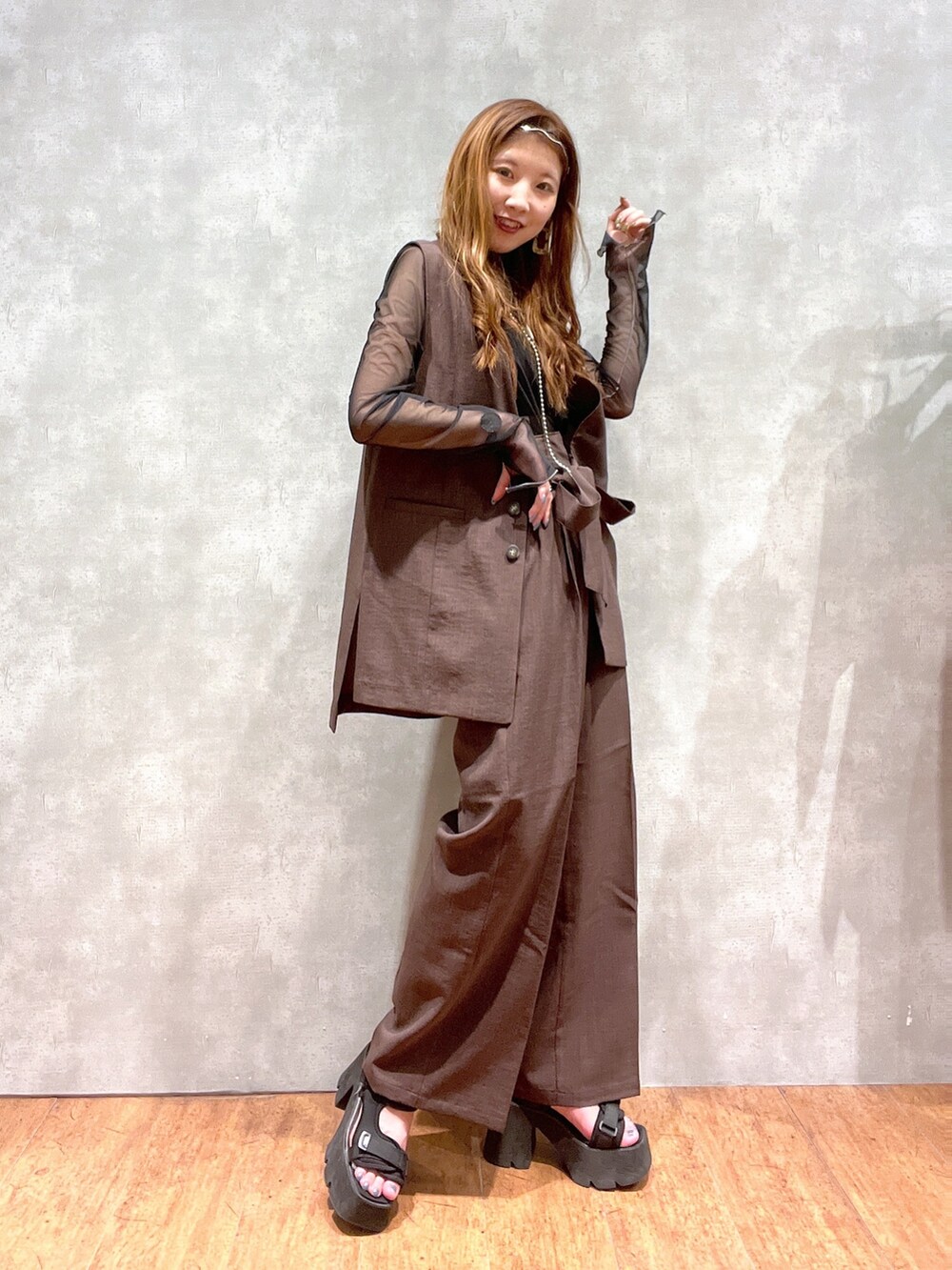 ブラック系のサンダル、ブラック系のその他トップス、ブラック系のTシャツ/カットソーを着用したレディースの春コーディネートの2枚目の写真