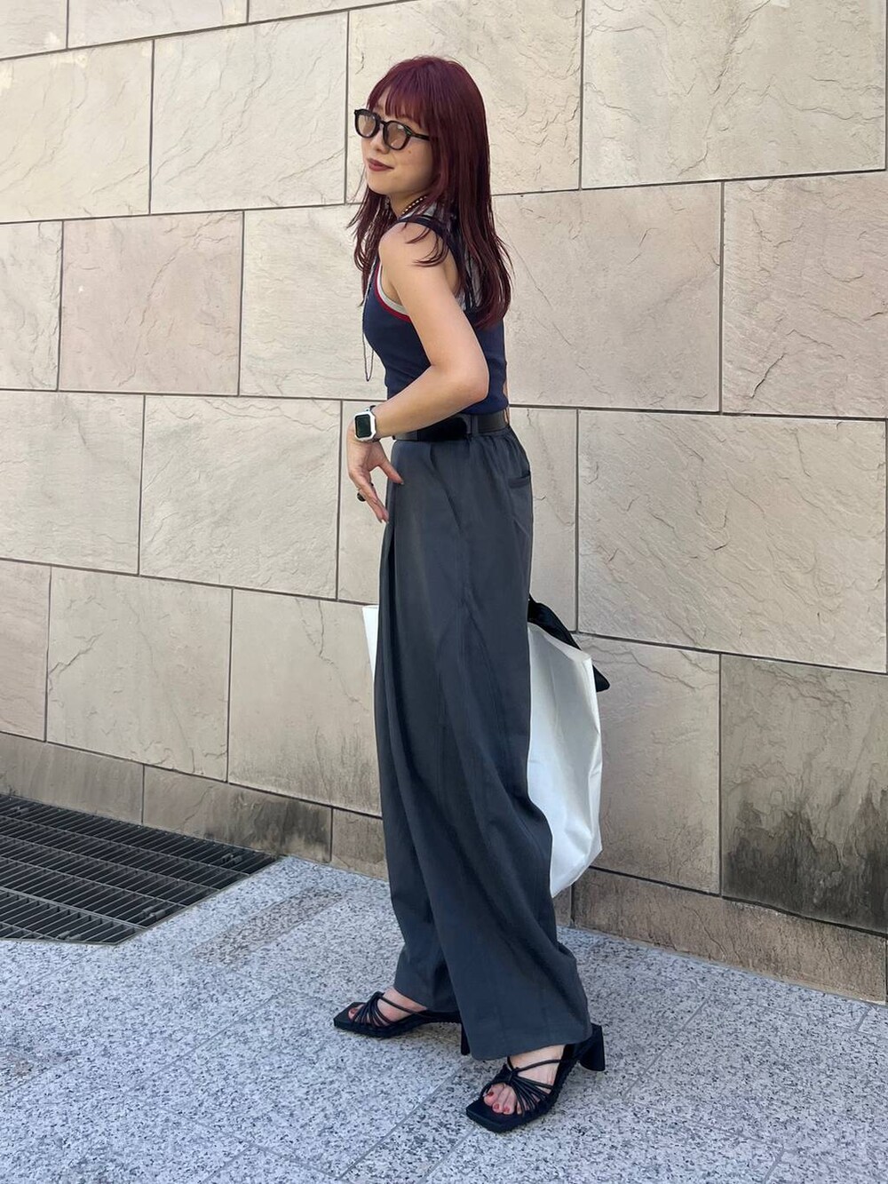 グレー系のその他パンツ、ブラック系のベルトを着用したレディースの秋コーディネートの3枚目の写真