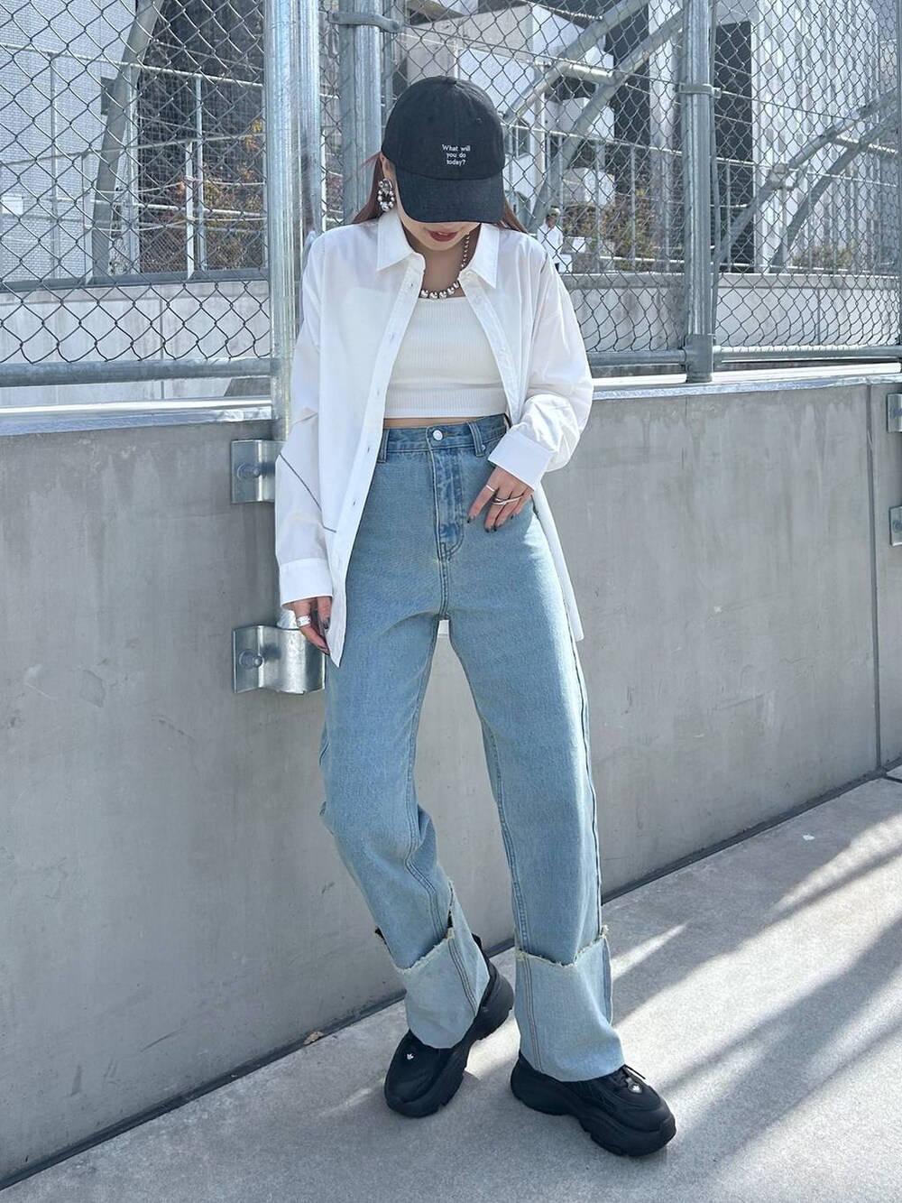 ホワイト系のシャツ/ブラウス、ホワイト系のキャミソール、ブラック系のスニーカーを着用したレディースの春コーディネートの3枚目の写真