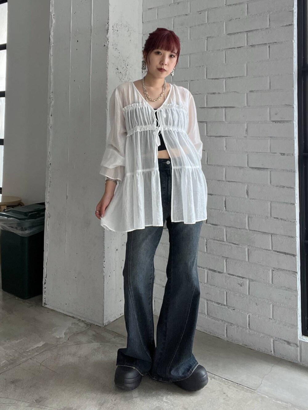 ブルー系のデニムパンツ、ホワイト系のシャツ/ブラウス、ベージュ系のネックレスを着用したレディースの夏コーディネートの4枚目の写真