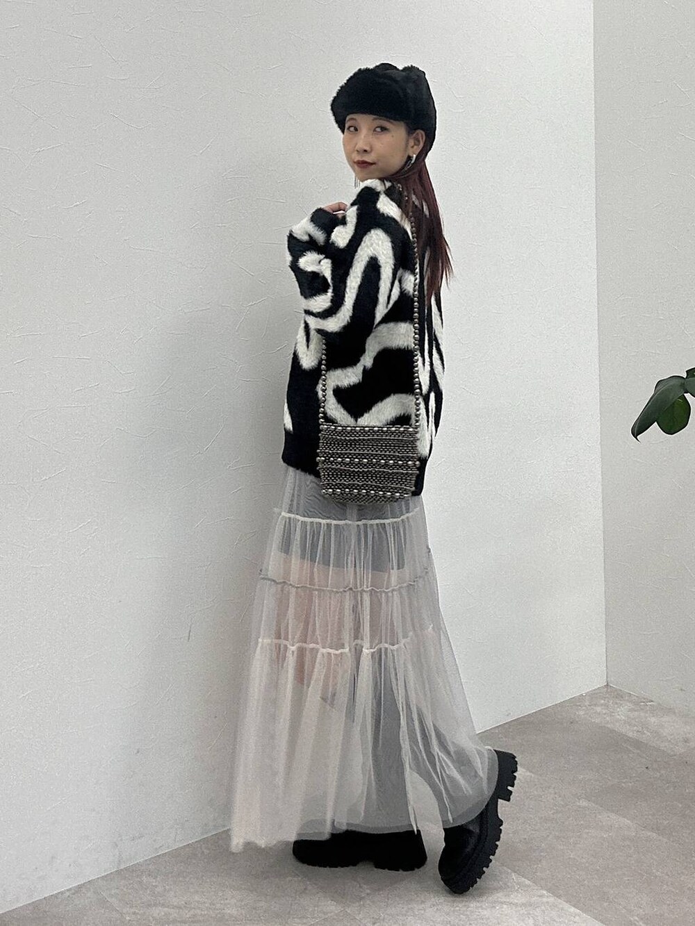 ブラック系のブーツ、ブラック系のその他パンツ、ブラック系のショルダーバッグを着用したレディースの冬コーディネートの2枚目の写真