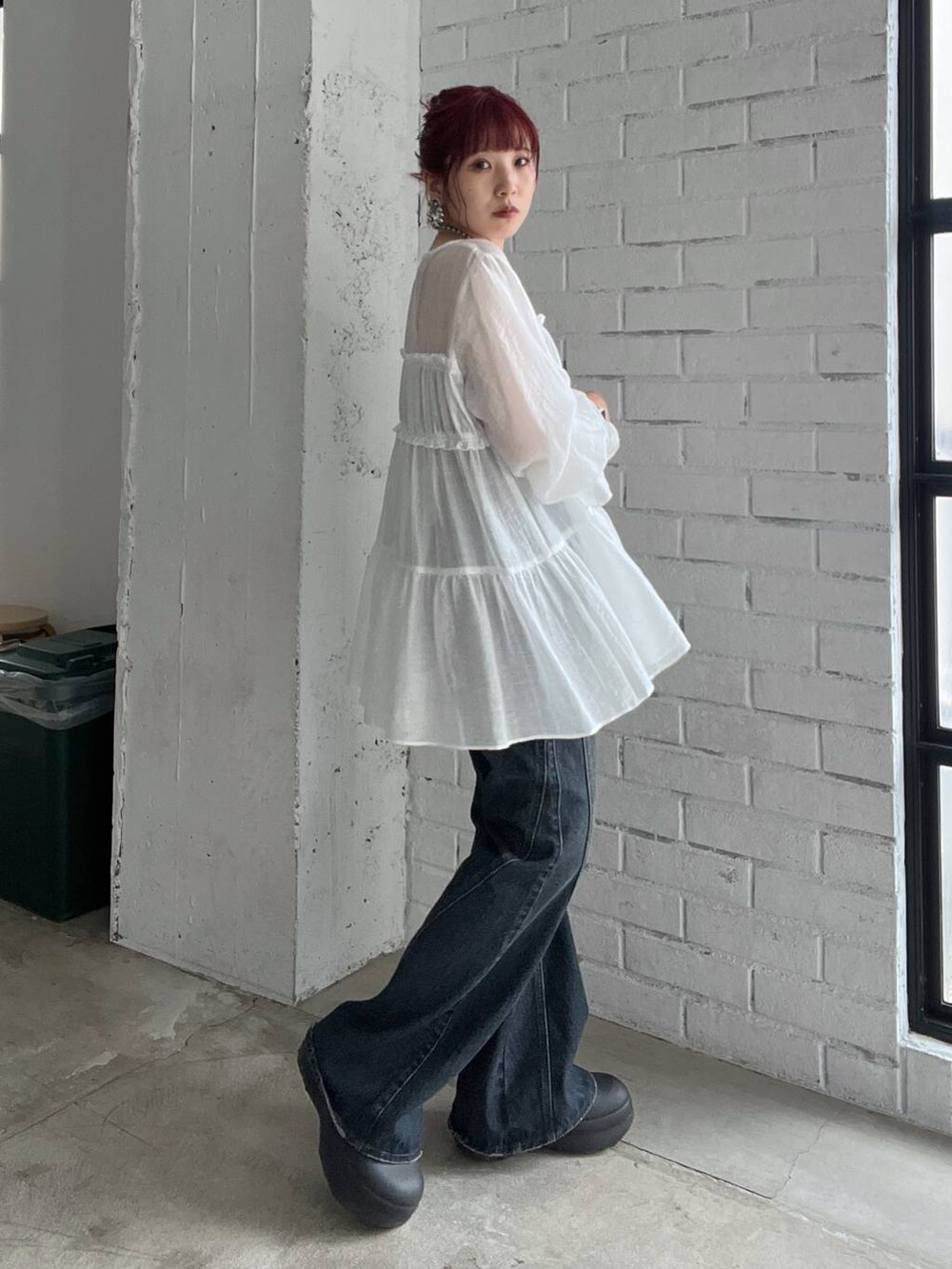 ブルー系のデニムパンツ、ホワイト系のシャツ/ブラウス、ベージュ系のネックレスを着用したレディースの夏コーディネートの3枚目の写真
