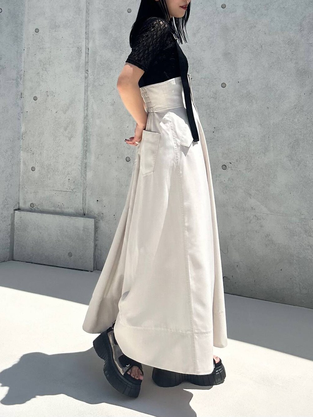 その他のスニーカー、ベージュ系のスカート、ブラック系のTシャツ/カットソーを着用したレディースの夏コーディネートの2枚目の写真