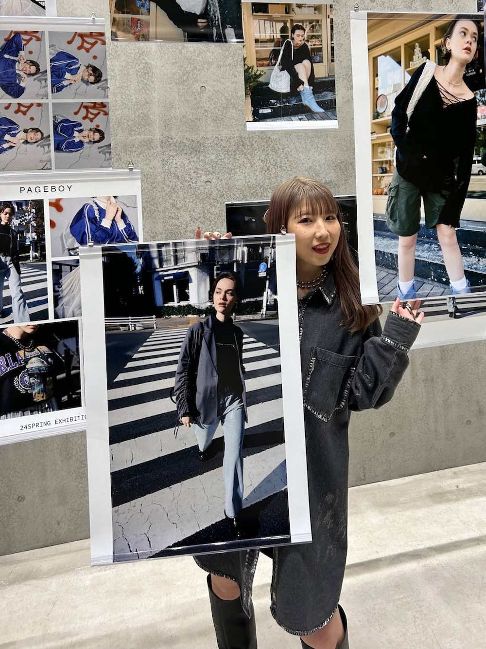 ブラック系のブーツ、ブラック系のその他パンツ、ブラック系のシャツ/ブラウスを着用したレディースの冬コーディネートの3枚目の写真