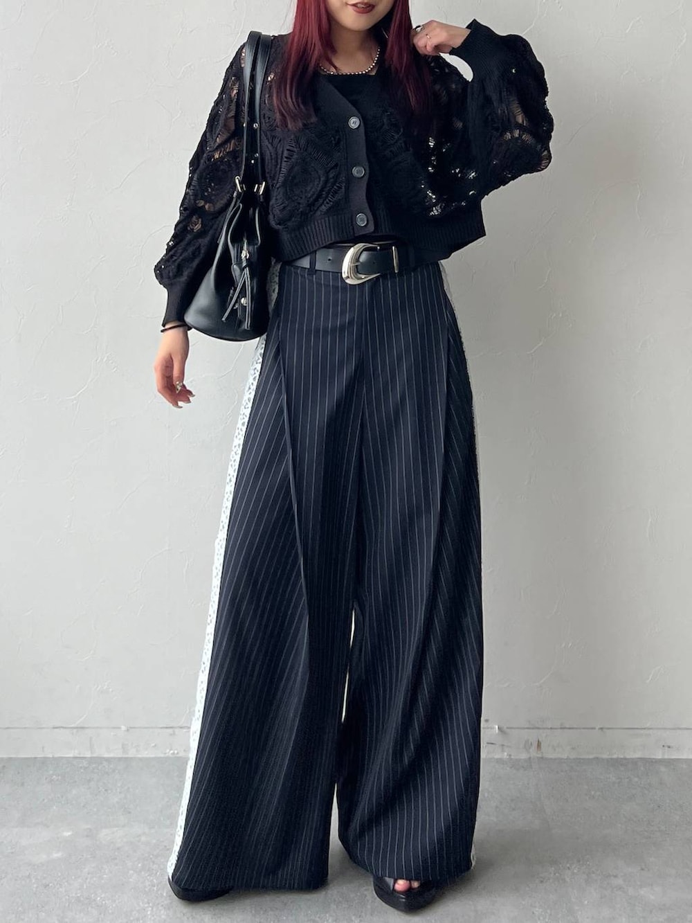 ブラック系のカーディガン/ボレロ、ブルー系のその他パンツ、ブラック系のトートバッグを着用したレディースの春コーディネートの4枚目の写真