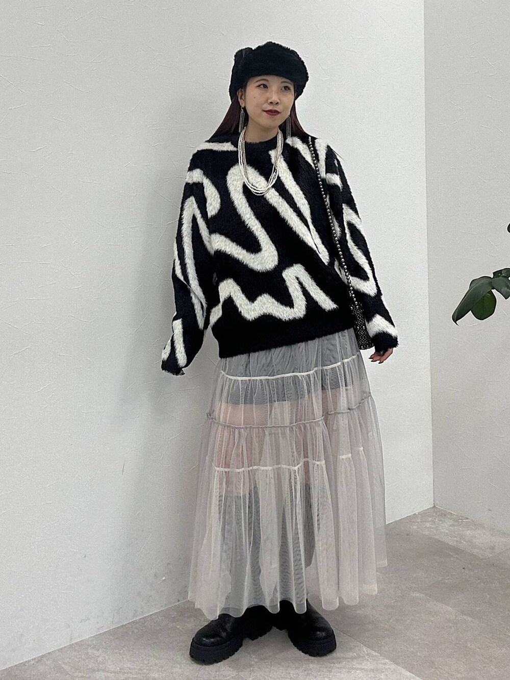 ブラック系のブーツ、ブラック系のその他パンツ、ブラック系のショルダーバッグを着用したレディースの冬コーディネートの3枚目の写真