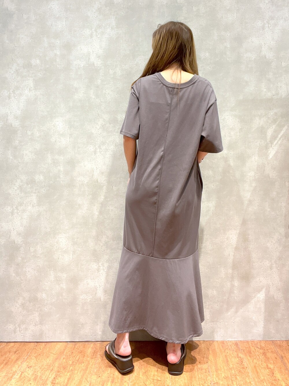 グレー系のワンピース、その他のサンダル、シルバー系のアクセサリーを着用したレディースの夏コーディネートの5枚目の写真