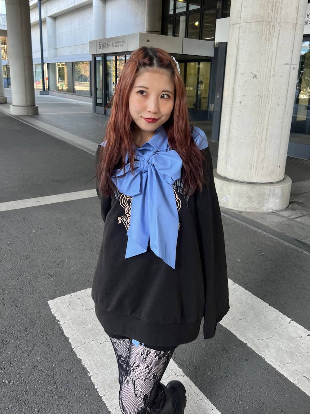 ブラック系のブーツ、グレー系のスウェットを着用したレディースの冬コーディネートの3枚目の写真