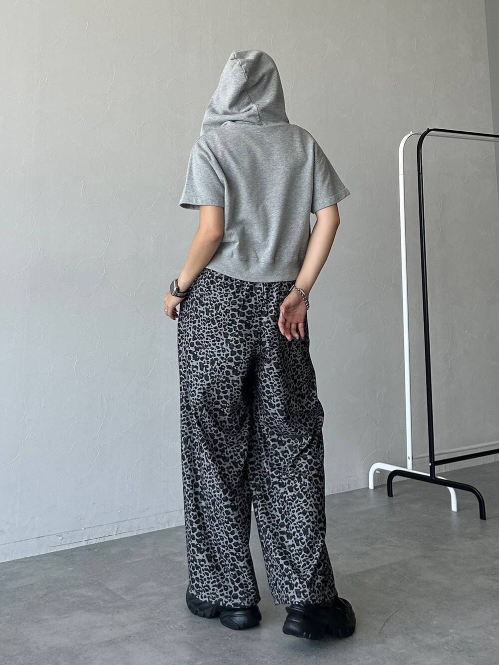 ブラック系のブーツ、その他のその他パンツ、グレー系のパーカーを着用したレディースの秋コーディネートの5枚目の写真