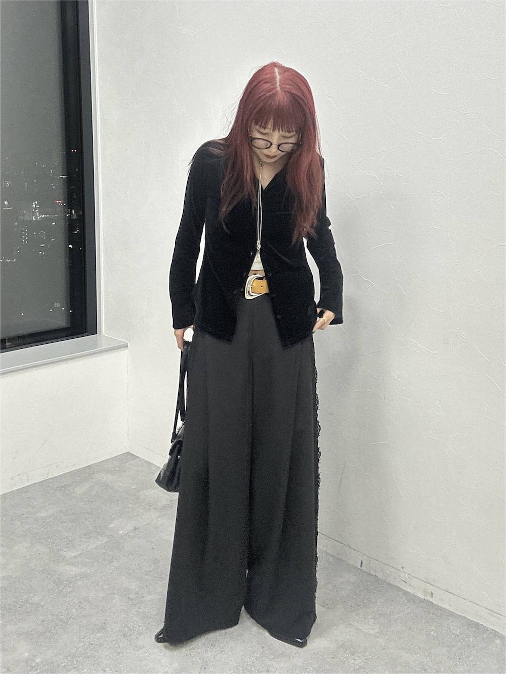 ブラック系のシャツ/ブラウス、ブラック系のスラックス、ブラック系のショルダーバッグを着用したレディースの夏コーディネートの2枚目の写真