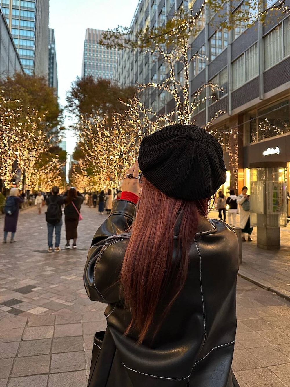 ブラック系のデニムパンツ、ブラック系のブルゾン、グレー系のワンピースを着用したレディースの冬コーディネートの4枚目の写真