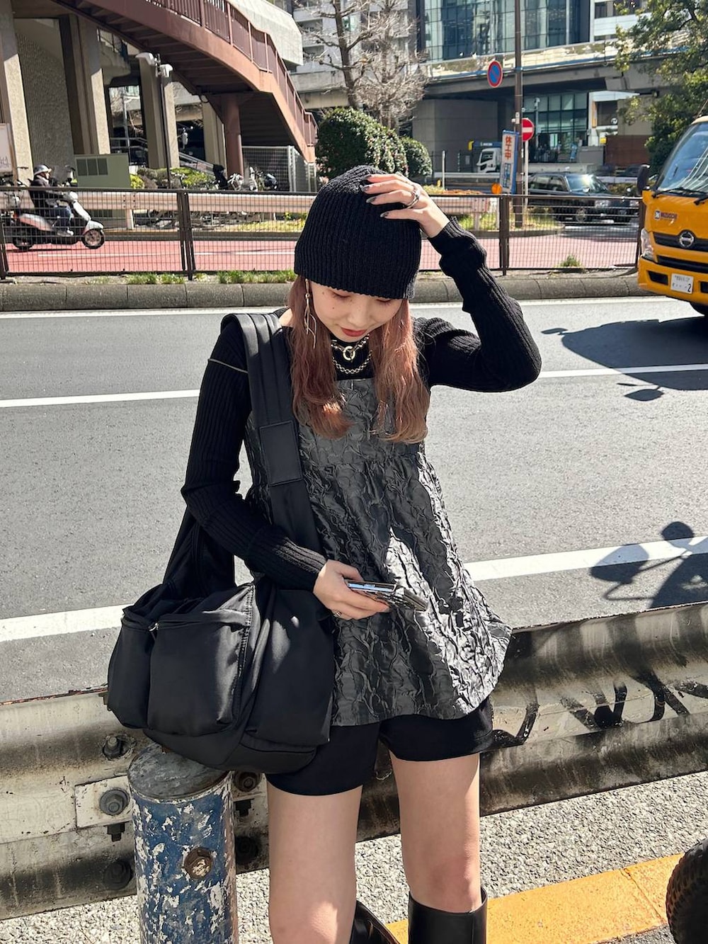 ブラック系のブーツを着用したレディースの春コーディネートの2枚目の写真