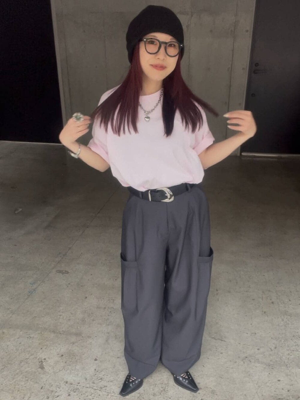 ブラック系のサンダル、グレー系のその他パンツ、ブラック系のベルトを着用したレディースの冬コーディネートの3枚目の写真