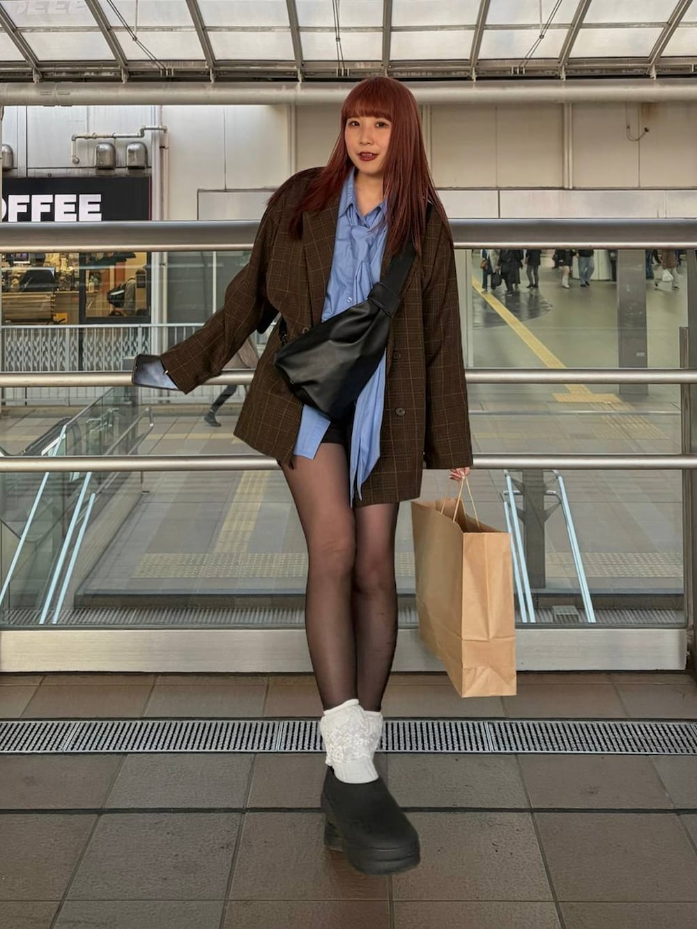 ブラック系のスウェットパンツを着用したレディースの春コーディネートの2枚目の写真