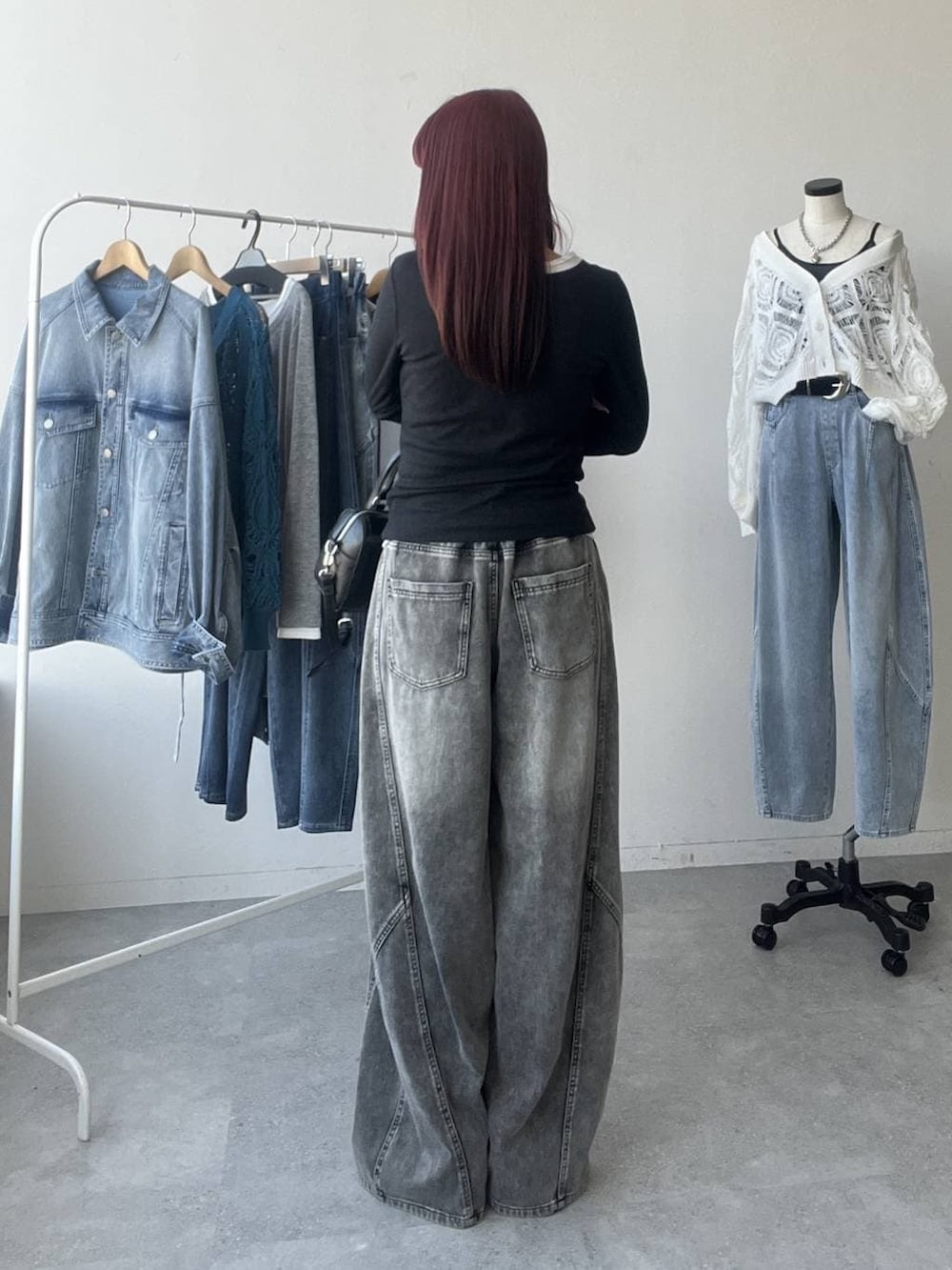 ブラック系のボストンバッグ、ブラック系のデニムパンツ、ブラック系のTシャツ/カットソーを着用したレディースの春コーディネートの5枚目の写真