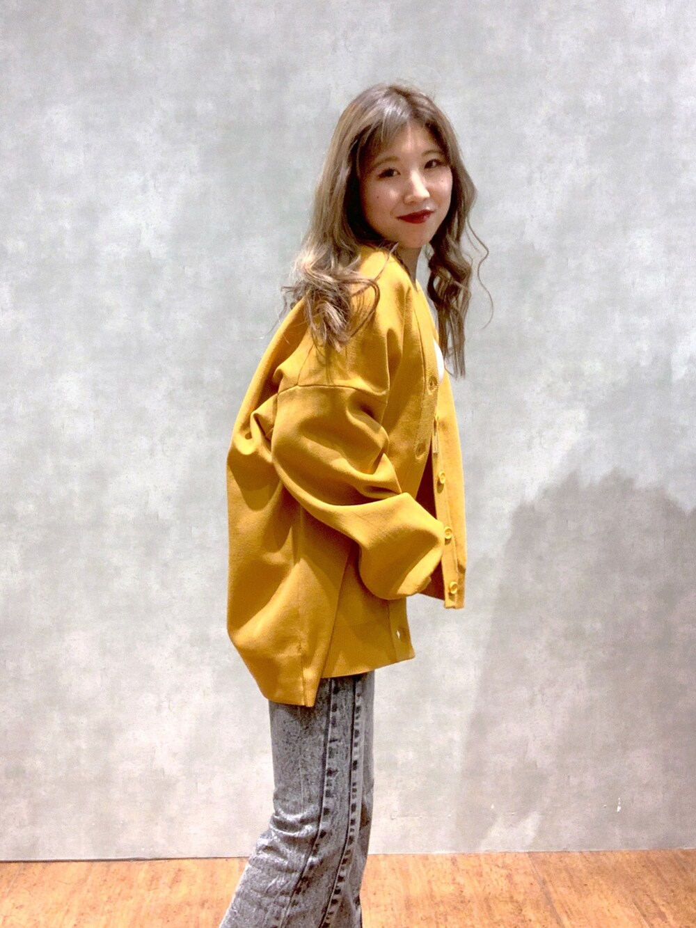 ブラック系のサンダル、ブラック系のデニムパンツ、ブラック系のトップスを着用したレディースの春コーディネートの3枚目の写真