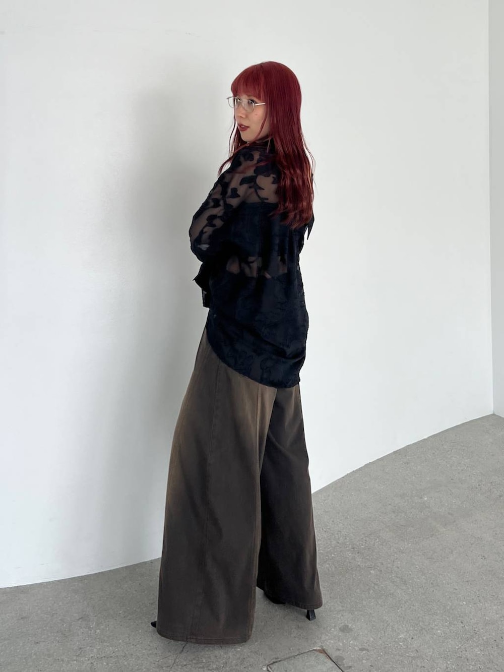 ブラウン系のデニムパンツ、ブラック系のシャツ/ブラウス、ブラック系のキャミソールを着用したレディースの夏コーディネートの3枚目の写真