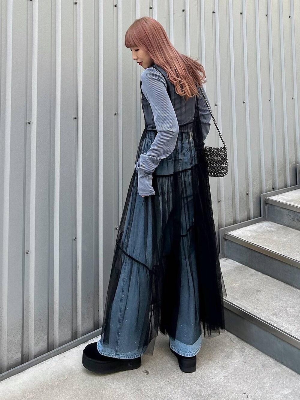 ブラウン系のTシャツ/カットソー、ブラック系のショルダーバッグ、ブラック系のワンピースを着用したレディースの春コーディネートの3枚目の写真