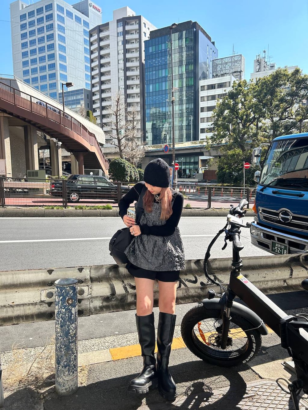 ブラック系のブーツを着用したレディースの春コーディネートの3枚目の写真