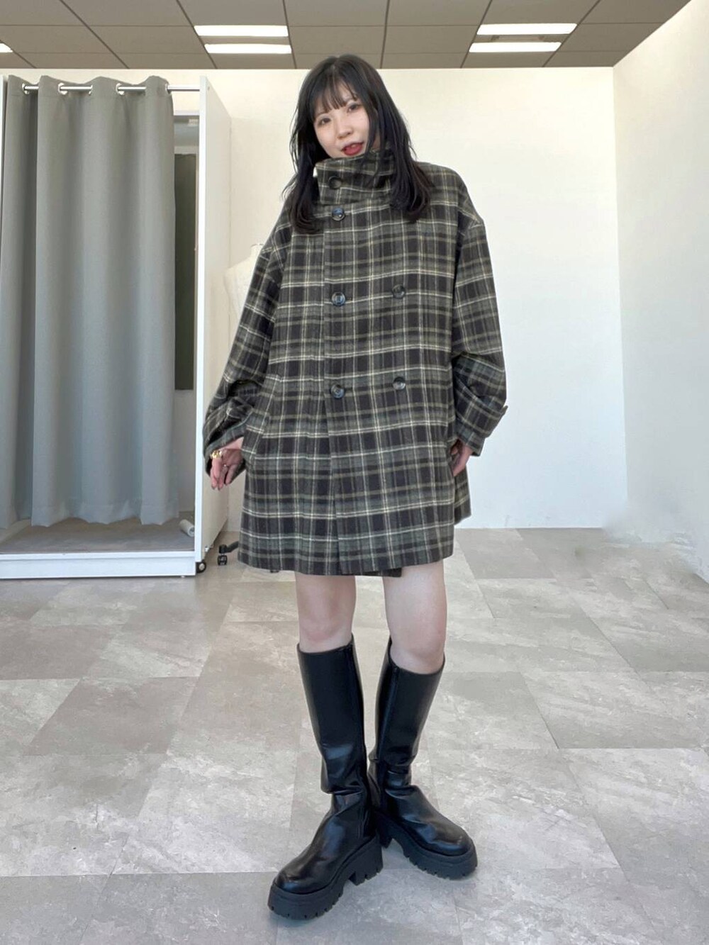 ブラック系のブーツを着用したレディースの冬コーディネートの3枚目の写真