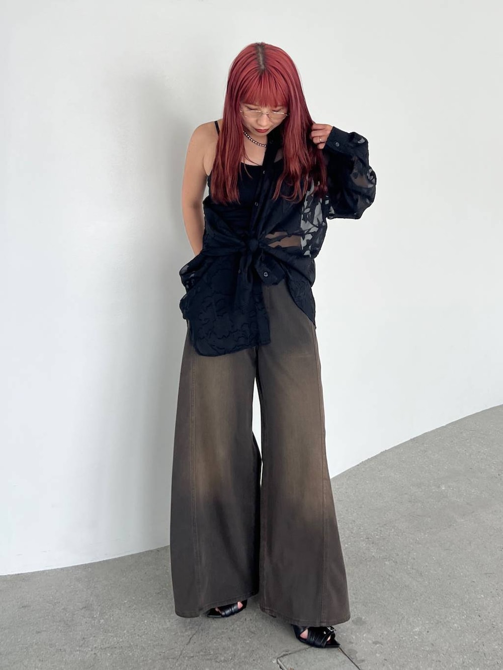 ブラウン系のデニムパンツ、ブラック系のシャツ/ブラウス、ブラック系のキャミソールを着用したレディースの夏コーディネートの2枚目の写真