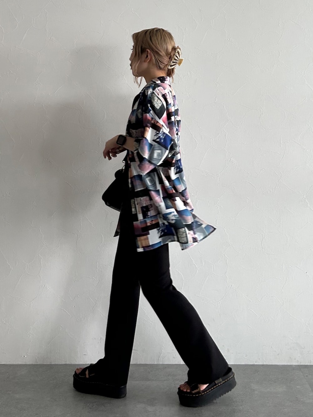 ホワイト系のシャツ/ブラウス、ブラック系のその他パンツ、ホワイト系のトップスを着用したレディースの夏コーディネートの3枚目の写真