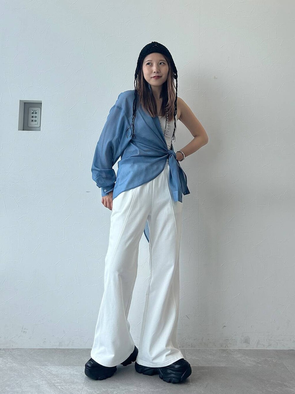 ブラック系のスニーカー、ブルー系のシャツ/ブラウス、ホワイト系のスウェットパンツを着用したレディースの夏コーディネートの2枚目の写真