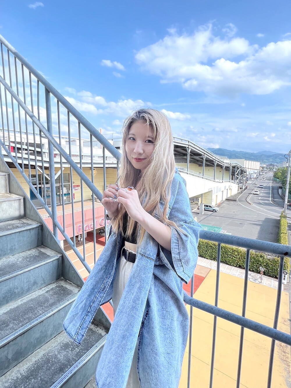 ホワイト系のスウェットパンツ、ブラック系のその他トップス、ブルー系のシャツ/ブラウスを着用したレディースの夏コーディネートの3枚目の写真