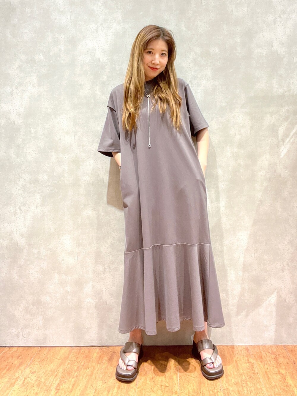 グレー系のワンピース、その他のサンダル、シルバー系のアクセサリーを着用したレディースの夏コーディネートの4枚目の写真