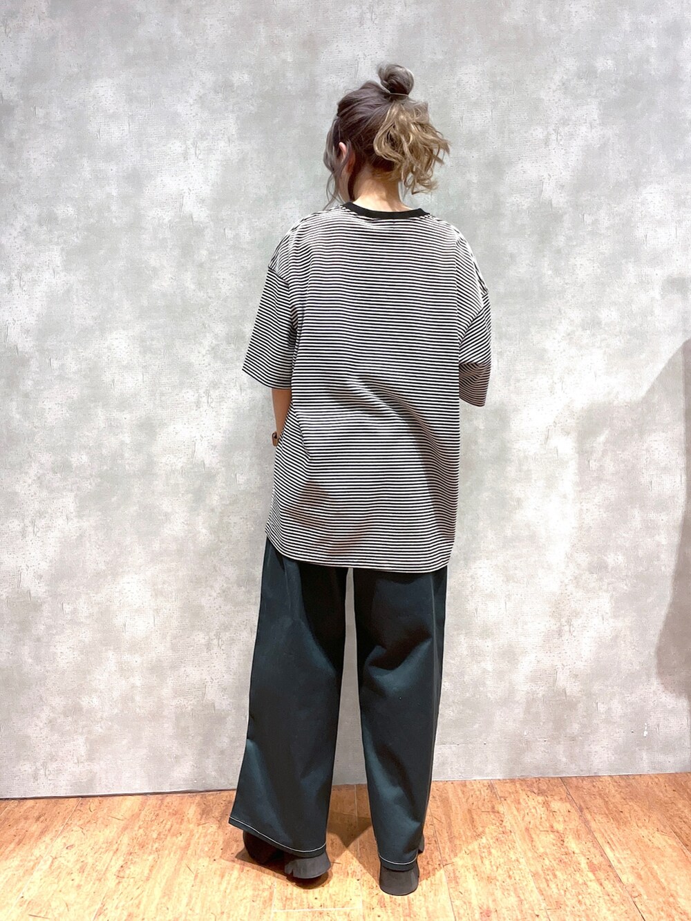 ホワイト系のTシャツ/カットソー、オレンジ系のパンツ、ブラック系のサンダルを着用したレディースの夏コーディネートの5枚目の写真