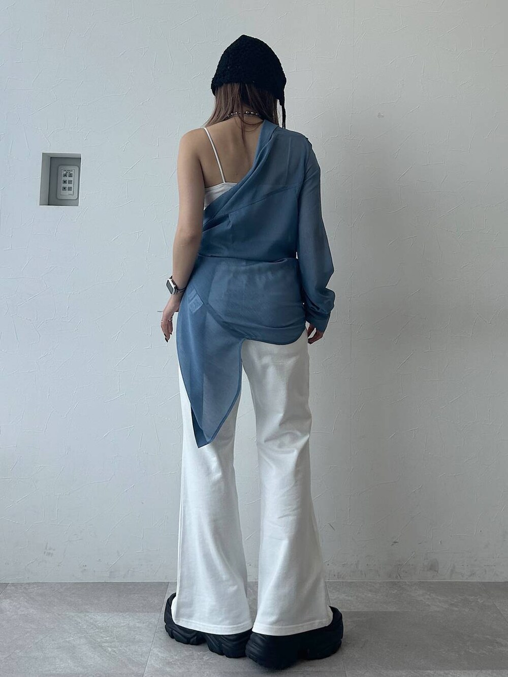 ブラック系のスニーカー、ブルー系のシャツ/ブラウス、ホワイト系のスウェットパンツを着用したレディースの夏コーディネートの3枚目の写真