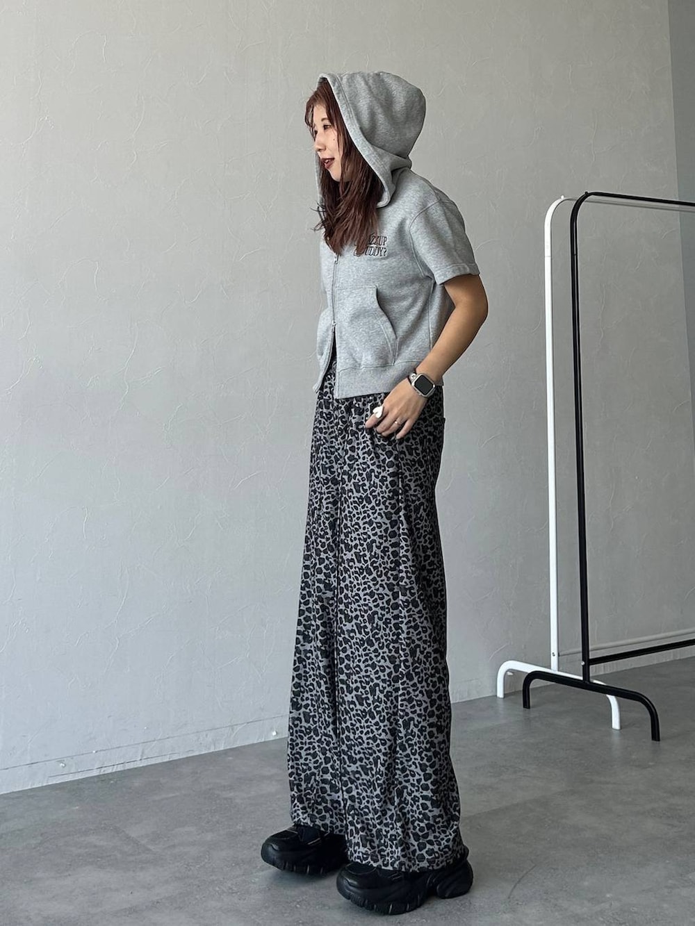 ブラック系のブーツ、その他のその他パンツ、グレー系のパーカーを着用したレディースの秋コーディネートの4枚目の写真