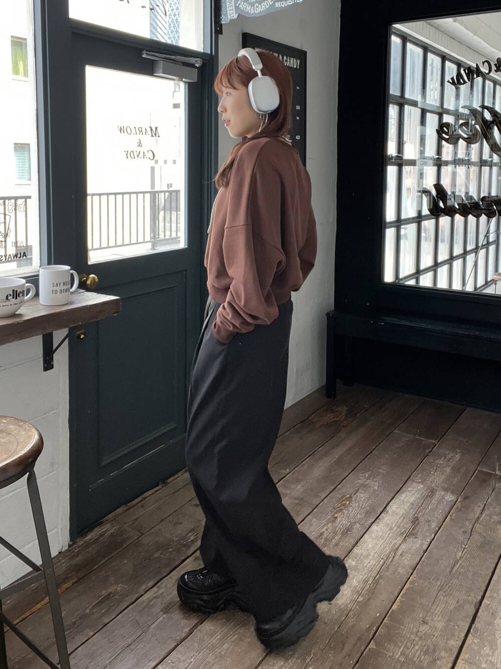 ブラック系のスニーカーを着用したレディースの秋コーディネートの3枚目の写真