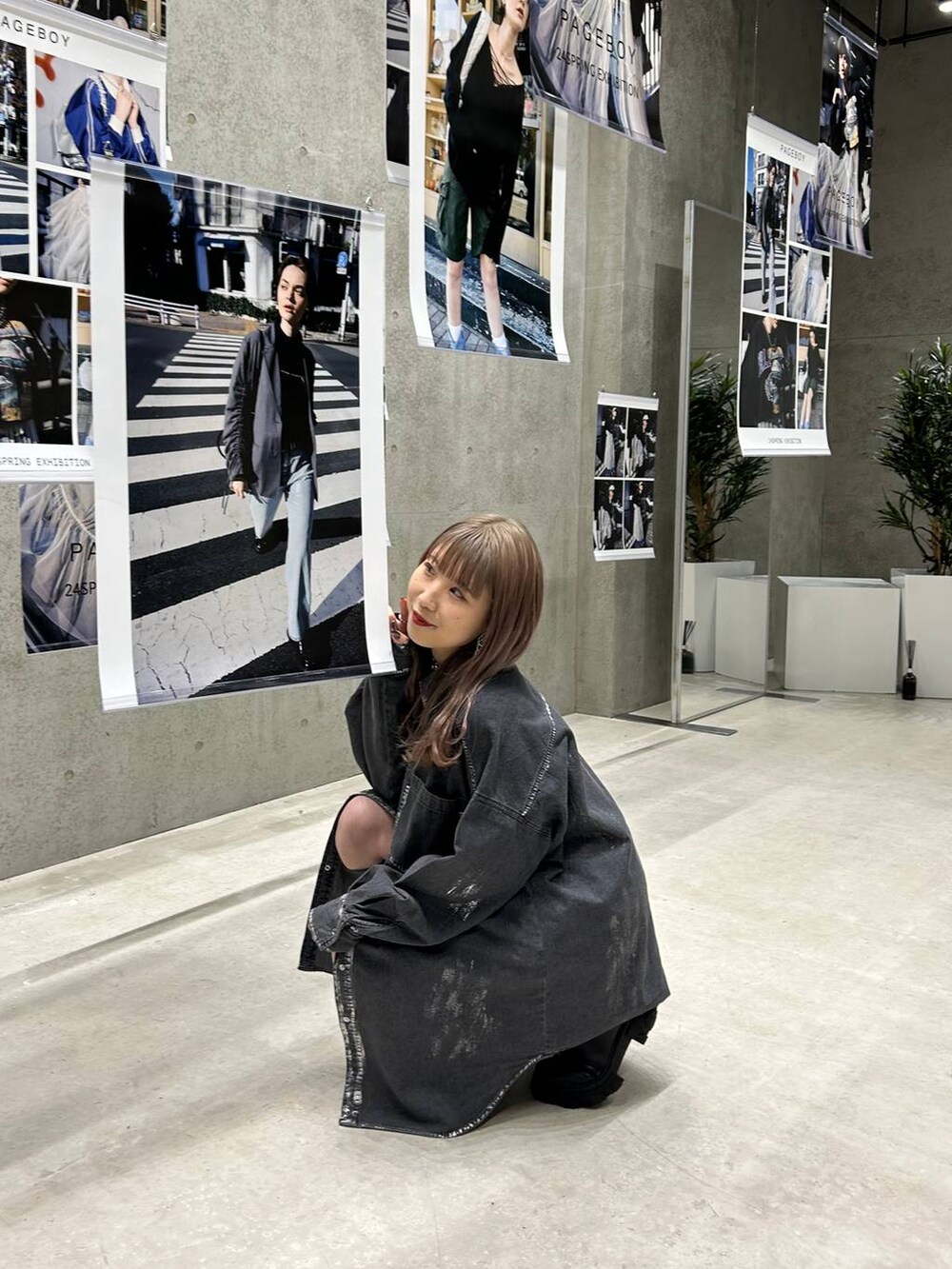 ブラック系のブーツ、ブラック系のその他パンツ、ブラック系のシャツ/ブラウスを着用したレディースの冬コーディネートの2枚目の写真