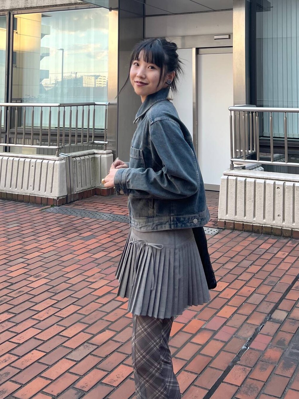 グリーン系のその他パンツ、グレー系のスカートを着用したレディースの秋コーディネートの2枚目の写真