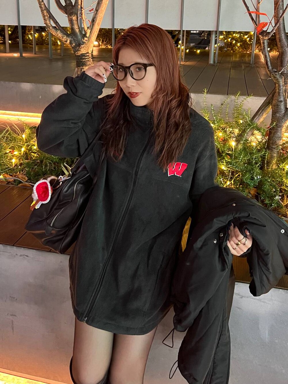 ブラック系のショルダーバッグを着用したレディースの秋コーディネートの3枚目の写真