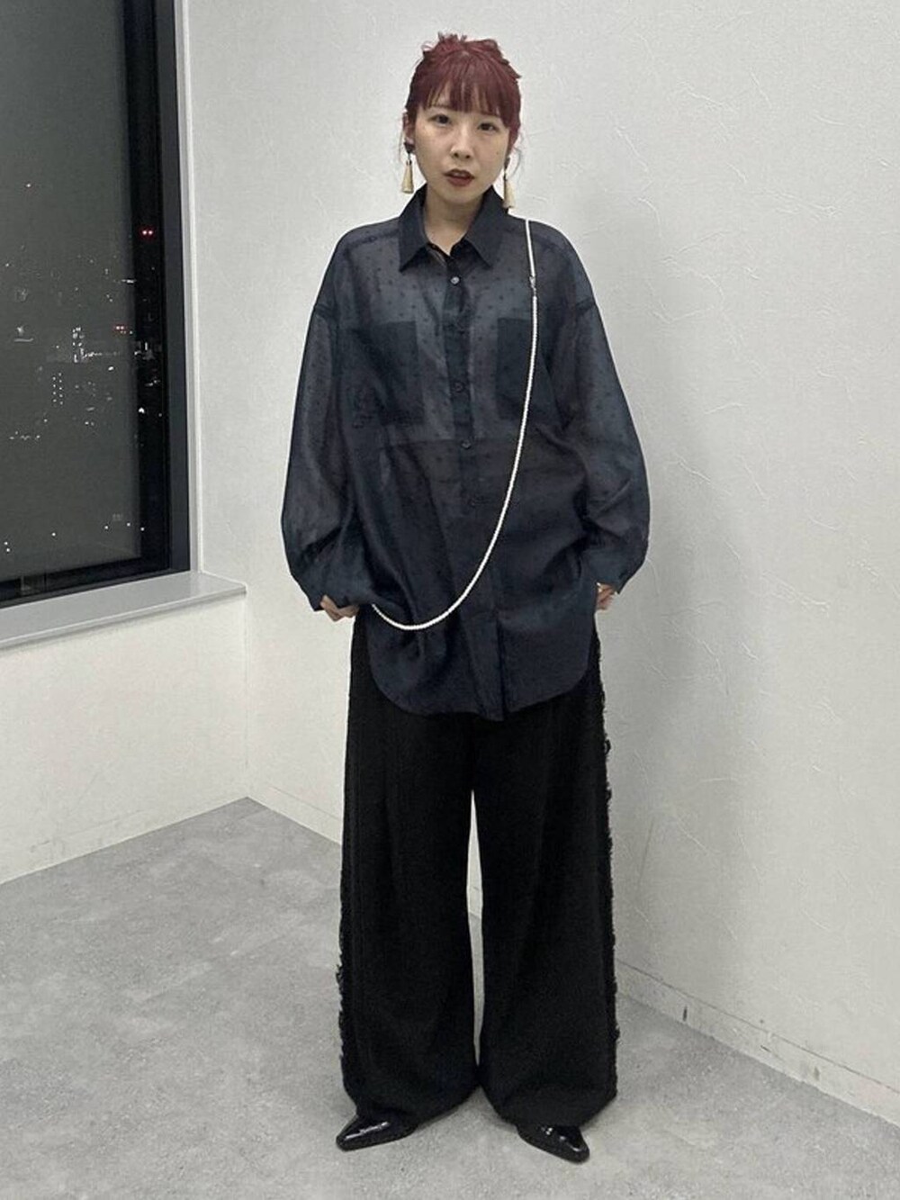 ブルー系のシャツ/ブラウス、ブラック系のスラックス、ブラック系のサンダルを着用したレディースの夏コーディネートの3枚目の写真