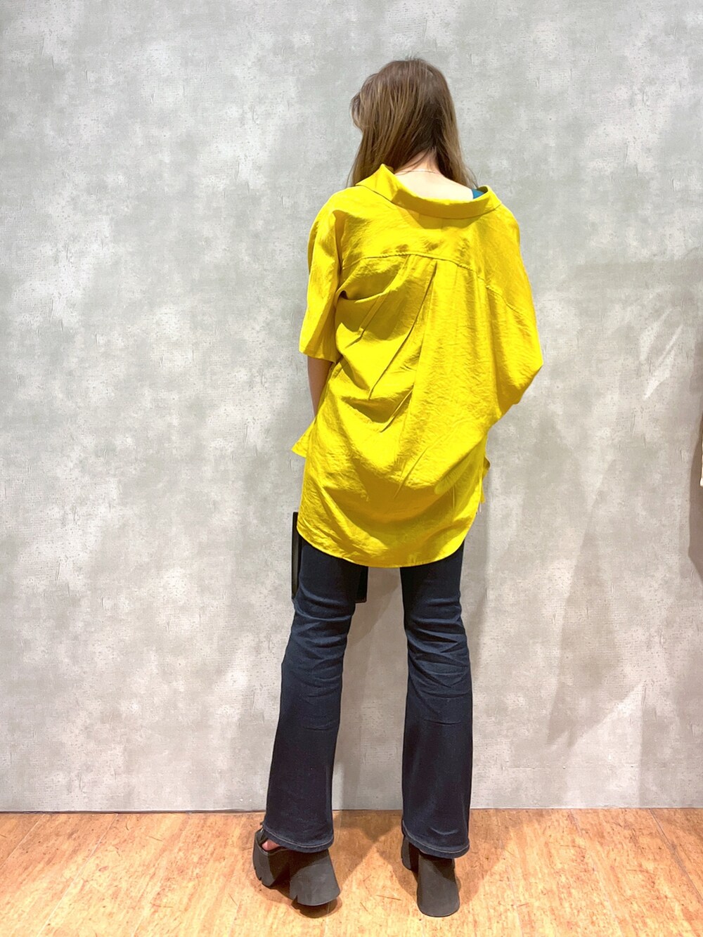 イエロー系のシャツ/ブラウス、グリーン系のタンクトップ、ブラック系のデニムパンツを着用したレディースの夏コーディネートの4枚目の写真