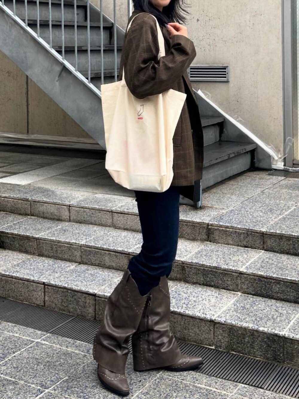 その他のテーラードジャケットを着用したレディースの秋コーディネートの4枚目の写真