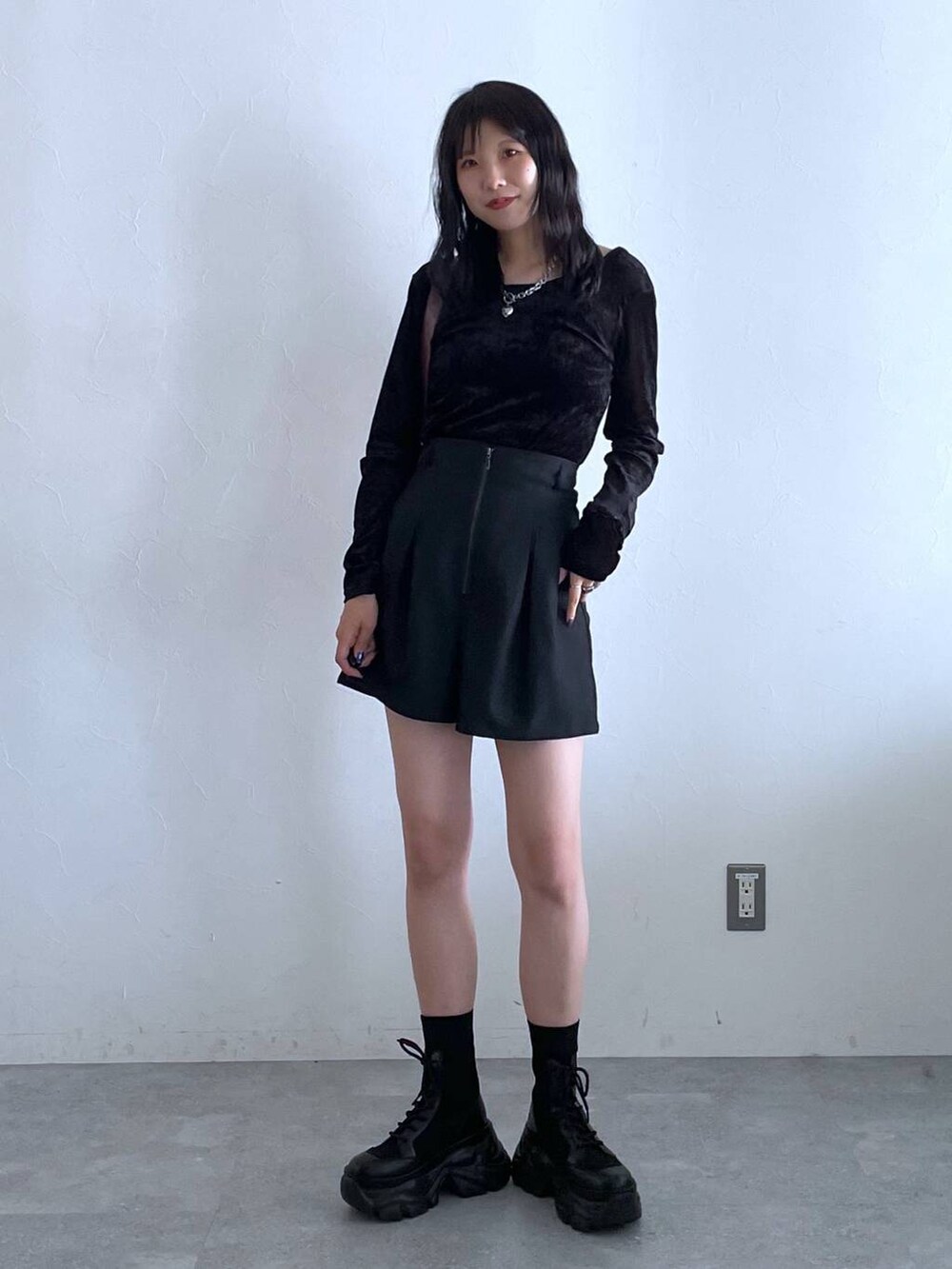 ブラック系のブーツ、レッド系のショルダーバッグ、ブラック系のその他パンツを着用したレディースの秋コーディネートの3枚目の写真