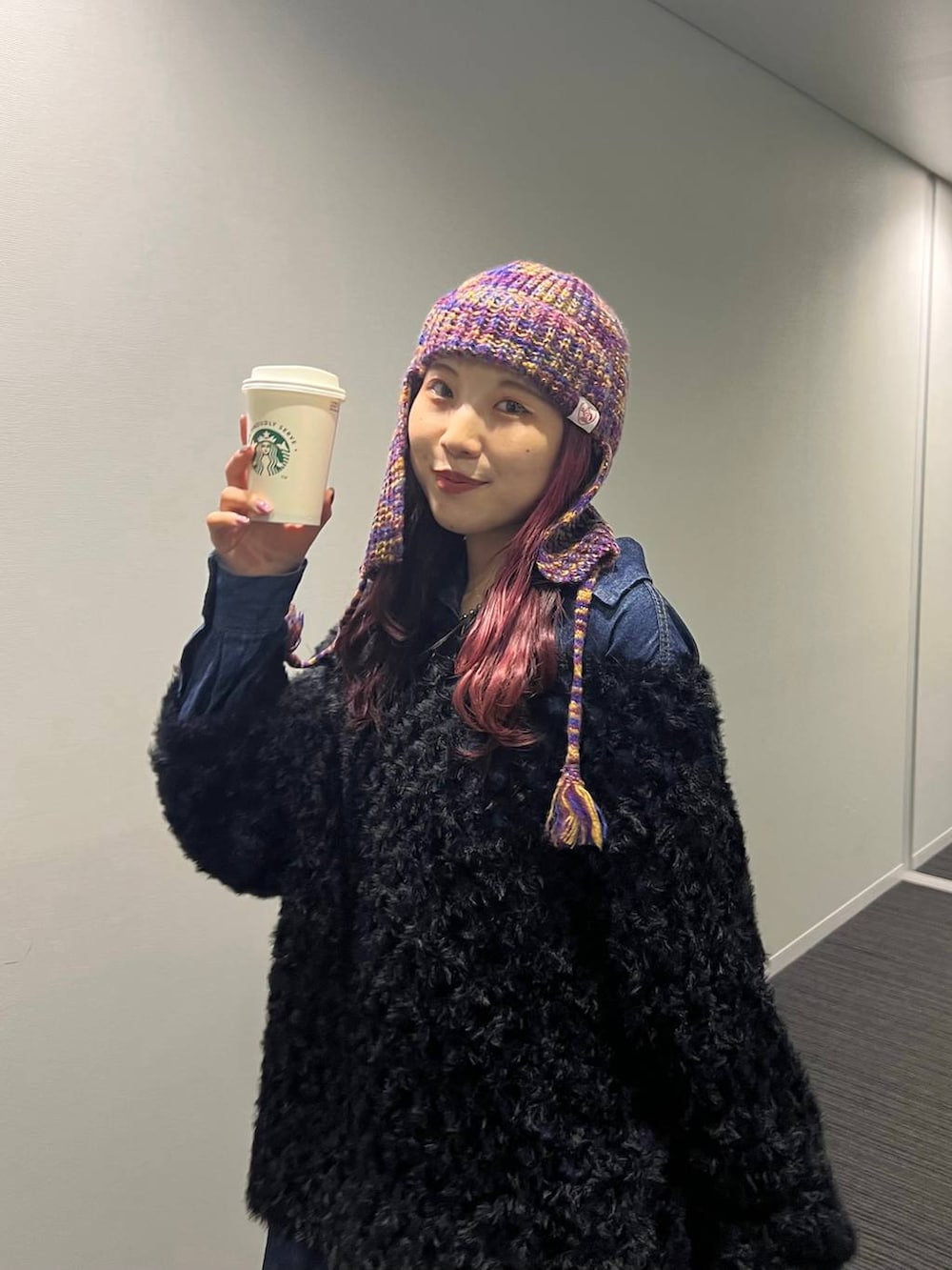 ブルー系のシャツ/ブラウス、ブラック系のブーツ、ブラック系のニット/セーターを着用したレディースの冬コーディネートの2枚目の写真