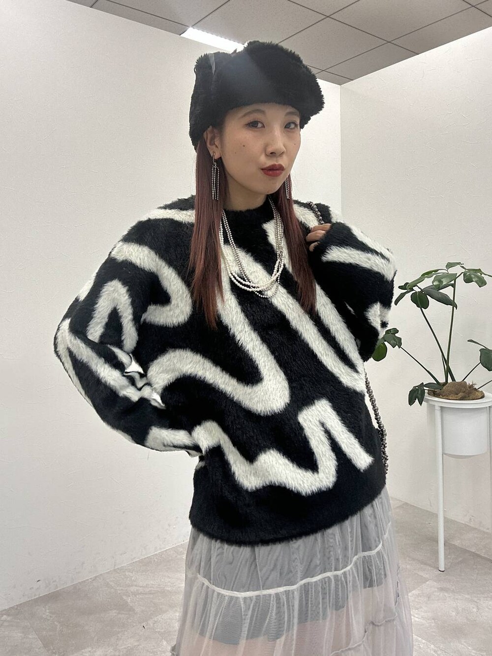 ブラック系のブーツ、ブラック系のその他パンツ、ブラック系のショルダーバッグを着用したレディースの冬コーディネートの4枚目の写真