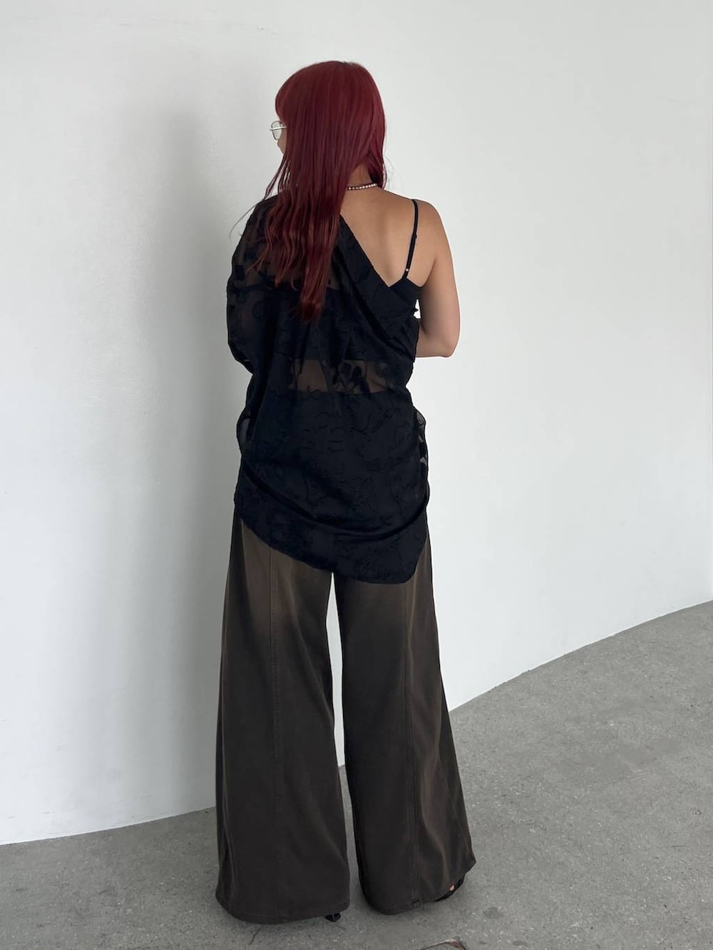 ブラウン系のデニムパンツ、ブラック系のシャツ/ブラウス、ブラック系のキャミソールを着用したレディースの夏コーディネートの5枚目の写真