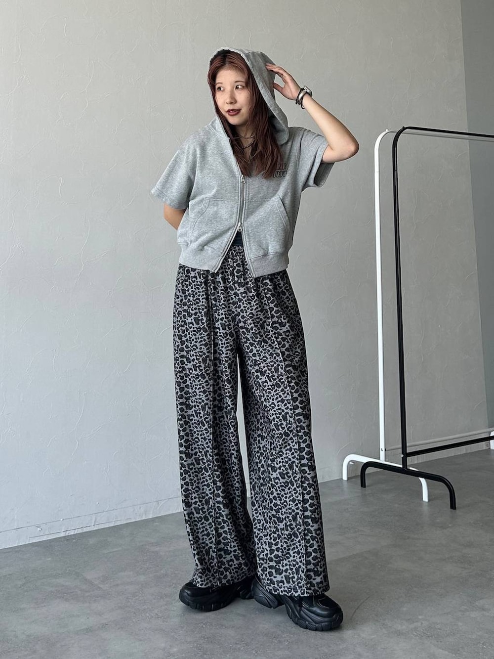 ブラック系のブーツ、その他のその他パンツ、グレー系のパーカーを着用したレディースの秋コーディネートの2枚目の写真