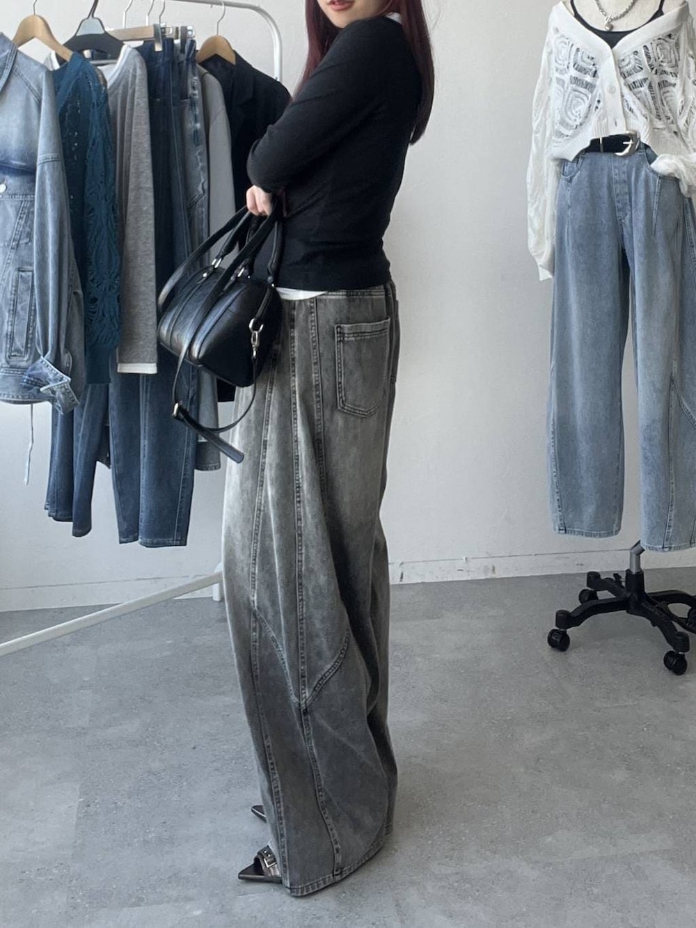 ブラック系のボストンバッグ、ブラック系のデニムパンツ、ブラック系のTシャツ/カットソーを着用したレディースの春コーディネートの4枚目の写真