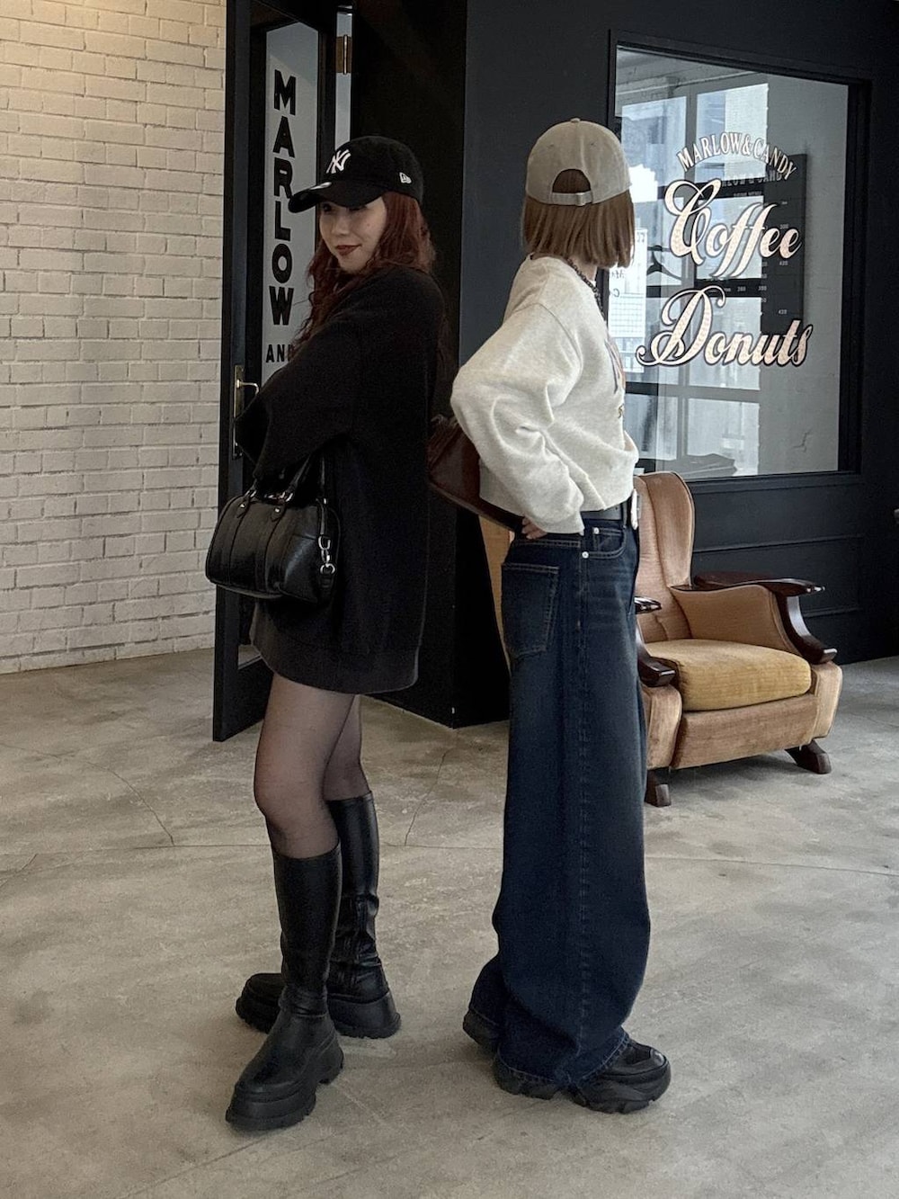 ブラック系のブーツ、グレー系のスウェット、ブラック系のボストンバッグを着用したレディースの冬コーディネートの4枚目の写真